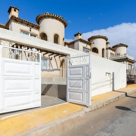 Luxury With Private Pool فيلة